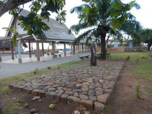Le pavage basaltique en pierres naturelles non taillées entourant Tuia-marafea.