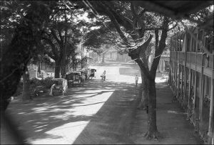 3-5_Rue avec marchands ambulants