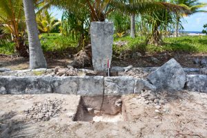 130 - Le saviez-vous - Fouilles Tuamotu - Le ahu du marae Apataki en cours de fouille, devant la pierre dressée principale de la plate-forme - Photo Guillaume Molle