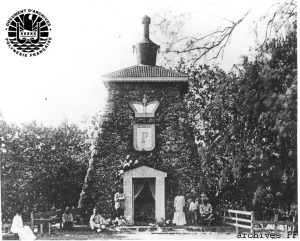 3Fi-103-personnages posant le tombeau de Pomare à Arue