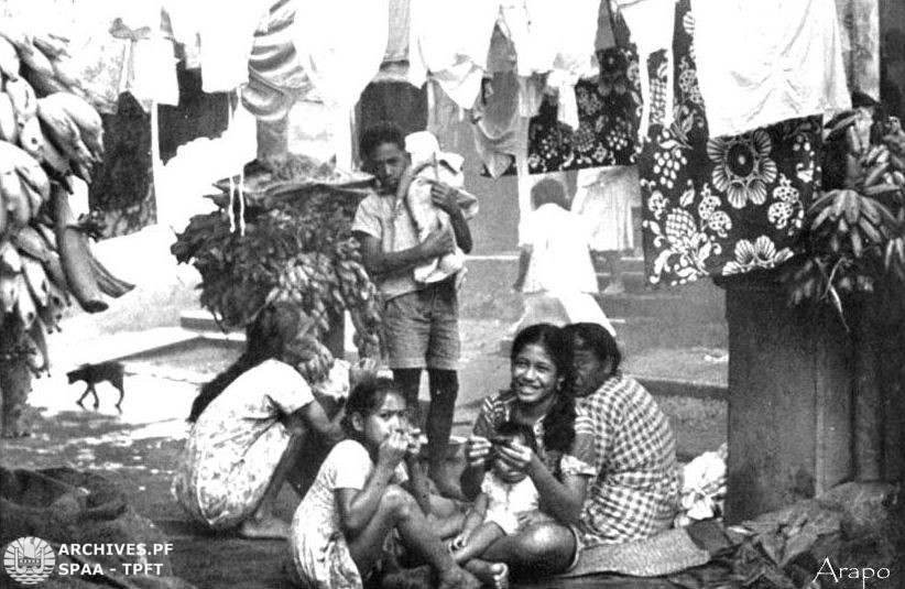 19 Fi -6 Première rencontre avec les Marquisiens aux habits europeens